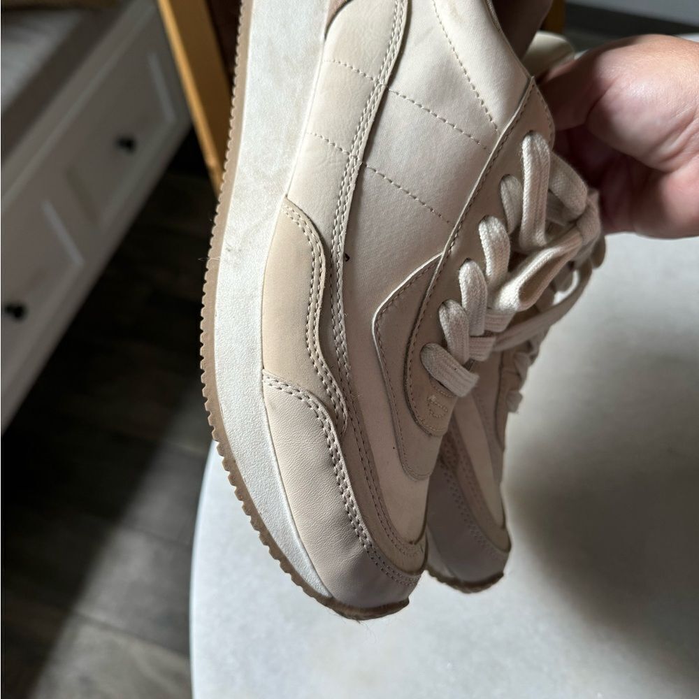 WOMENS NAME BRAND TENNIS SHOES SIZE 8 - Picture 3 of 4
